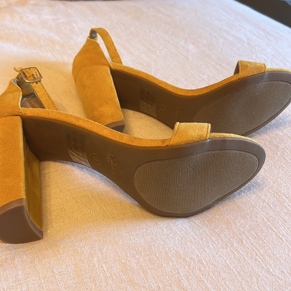 NWT Mustard Yellow Suede Velvet Pumps - Picture 2 of 4